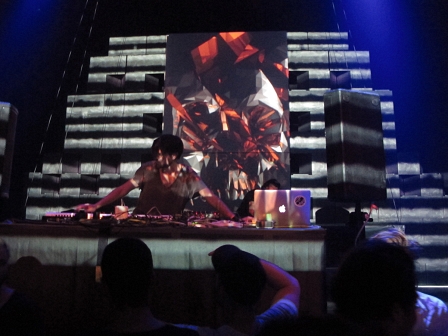 Rodriguez Jr. beim Auflegen, er verschwindet nahezu im Licht der Visuals und im Dunkel des Dom im Bergs in Graz